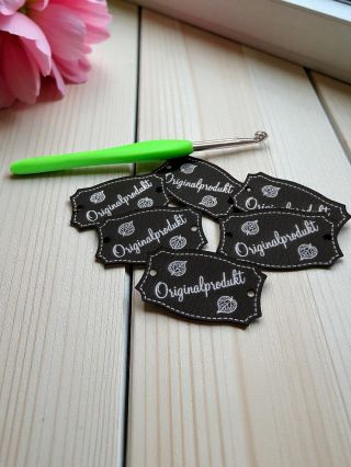 Verleihe deinen Handarbeiten Stil mit unseren Kunstleder-Labels 😍 Perfekt für gehäkelte Körbchen, Taschen oder Deko – ein...